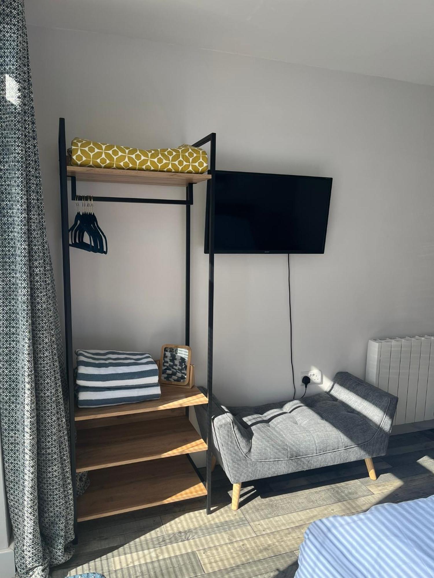 Entire Guest Suite In Four Mile Bridge, Rhoscolyn Valley Ngoại thất bức ảnh